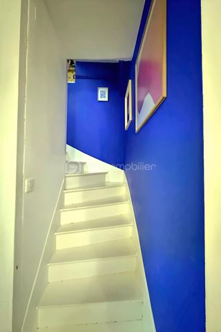 Située à Bagnolet, dans le secteur recherché de la Dhuys, découvrez cette charmante maison de ville offrant un cadre de vie agréable et chaleureux, à proximité de Paris, des commerces, des écoles et des transports.

La maison bénéficie d’une bonne desserte grâce à la proximité du métro Gallieni (ligne 3), du tramway T3b et de plusieurs lignes de bus, facilitant les déplacements vers Paris et les communes environnantes.

Dès votre arrivée, vous serez séduit par un espace extérieur intimiste qui mène à une agréable véranda lumineuse, véritable pièce de transition entre l’extérieur et l’intérieur de la maison.

Vous découvrirez ensuite un beau séjour avec cuisine ouverte, formant un espace de vie convivial et chaleureux. La décoration soignée, les volumes et les couleurs donnent à l’ensemble une atmosphère cosy, idéale pour partager des moments en famille ou entre amis.

À l’étage, la maison dispose d’une chambre confortable ainsi que d’une seconde pièce actuellement aménagée en bureau, parfaitement adaptée au télétravail et pouvant également être utilisée comme chambre selon vos besoins.

Au dernier niveau, les combles offrent un espace supplémentaire à exploiter selon vos envies : chambre d’enfant, coin nuit, espace de jeux ou rangement.

✨ Une maison pleine de charme, à l’ambiance chaleureuse et idéalement située aux portes de Paris. Un bien rare sur le secteur, parfait pour un premier achat, un couple ou une petite famille à la recherche du confort d’une maison tout en restant proche de la capitale.
