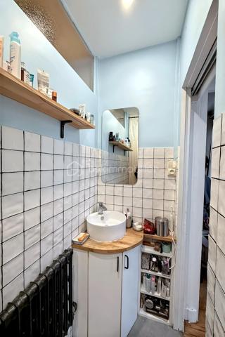 Située à Bagnolet, dans le secteur recherché de la Dhuys, découvrez cette charmante maison de ville offrant un cadre de vie agréable et chaleureux, à proximité de Paris, des commerces, des écoles et des transports.

La maison bénéficie d’une bonne desserte grâce à la proximité du métro Gallieni (ligne 3), du tramway T3b et de plusieurs lignes de bus, facilitant les déplacements vers Paris et les communes environnantes.

Dès votre arrivée, vous serez séduit par un espace extérieur intimiste qui mène à une agréable véranda lumineuse, véritable pièce de transition entre l’extérieur et l’intérieur de la maison.

Vous découvrirez ensuite un beau séjour avec cuisine ouverte, formant un espace de vie convivial et chaleureux. La décoration soignée, les volumes et les couleurs donnent à l’ensemble une atmosphère cosy, idéale pour partager des moments en famille ou entre amis.

À l’étage, la maison dispose d’une chambre confortable ainsi que d’une seconde pièce actuellement aménagée en bureau, parfaitement adaptée au télétravail et pouvant également être utilisée comme chambre selon vos besoins.

Au dernier niveau, les combles offrent un espace supplémentaire à exploiter selon vos envies : chambre d’enfant, coin nuit, espace de jeux ou rangement.

✨ Une maison pleine de charme, à l’ambiance chaleureuse et idéalement située aux portes de Paris. Un bien rare sur le secteur, parfait pour un premier achat, un couple ou une petite famille à la recherche du confort d’une maison tout en restant proche de la capitale.