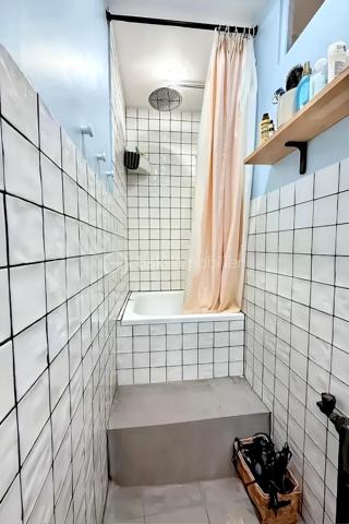 Située à Bagnolet, dans le secteur recherché de la Dhuys, découvrez cette charmante maison de ville offrant un cadre de vie agréable et chaleureux, à proximité de Paris, des commerces, des écoles et des transports.

La maison bénéficie d’une bonne desserte grâce à la proximité du métro Gallieni (ligne 3), du tramway T3b et de plusieurs lignes de bus, facilitant les déplacements vers Paris et les communes environnantes.

Dès votre arrivée, vous serez séduit par un espace extérieur intimiste qui mène à une agréable véranda lumineuse, véritable pièce de transition entre l’extérieur et l’intérieur de la maison.

Vous découvrirez ensuite un beau séjour avec cuisine ouverte, formant un espace de vie convivial et chaleureux. La décoration soignée, les volumes et les couleurs donnent à l’ensemble une atmosphère cosy, idéale pour partager des moments en famille ou entre amis.

À l’étage, la maison dispose d’une chambre confortable ainsi que d’une seconde pièce actuellement aménagée en bureau, parfaitement adaptée au télétravail et pouvant également être utilisée comme chambre selon vos besoins.

Au dernier niveau, les combles offrent un espace supplémentaire à exploiter selon vos envies : chambre d’enfant, coin nuit, espace de jeux ou rangement.

✨ Une maison pleine de charme, à l’ambiance chaleureuse et idéalement située aux portes de Paris. Un bien rare sur le secteur, parfait pour un premier achat, un couple ou une petite famille à la recherche du confort d’une maison tout en restant proche de la capitale.
