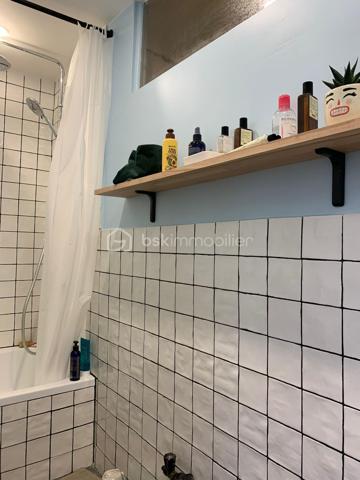 Située à Bagnolet, dans le secteur recherché de la Dhuys, découvrez cette charmante maison de ville offrant un cadre de vie agréable et chaleureux, à proximité de Paris, des commerces, des écoles et des transports.

La maison bénéficie d’une bonne desserte grâce à la proximité du métro Gallieni (ligne 3), du tramway T3b et de plusieurs lignes de bus, facilitant les déplacements vers Paris et les communes environnantes.

Dès votre arrivée, vous serez séduit par un espace extérieur intimiste qui mène à une agréable véranda lumineuse, véritable pièce de transition entre l’extérieur et l’intérieur de la maison.

Vous découvrirez ensuite un beau séjour avec cuisine ouverte, formant un espace de vie convivial et chaleureux. La décoration soignée, les volumes et les couleurs donnent à l’ensemble une atmosphère cosy, idéale pour partager des moments en famille ou entre amis.

À l’étage, la maison dispose d’une chambre confortable ainsi que d’une seconde pièce actuellement aménagée en bureau, parfaitement adaptée au télétravail et pouvant également être utilisée comme chambre selon vos besoins.

Au dernier niveau, les combles offrent un espace supplémentaire à exploiter selon vos envies : chambre d’enfant, coin nuit, espace de jeux ou rangement.

✨ Une maison pleine de charme, à l’ambiance chaleureuse et idéalement située aux portes de Paris. Un bien rare sur le secteur, parfait pour un premier achat, un couple ou une petite famille à la recherche du confort d’une maison tout en restant proche de la capitale.