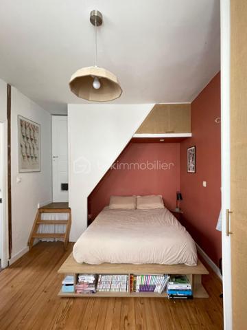 Située à Bagnolet, dans le secteur recherché de la Dhuys, découvrez cette charmante maison de ville offrant un cadre de vie agréable et chaleureux, à proximité de Paris, des commerces, des écoles et des transports.

La maison bénéficie d’une bonne desserte grâce à la proximité du métro Gallieni (ligne 3), du tramway T3b et de plusieurs lignes de bus, facilitant les déplacements vers Paris et les communes environnantes.

Dès votre arrivée, vous serez séduit par un espace extérieur intimiste qui mène à une agréable véranda lumineuse, véritable pièce de transition entre l’extérieur et l’intérieur de la maison.

Vous découvrirez ensuite un beau séjour avec cuisine ouverte, formant un espace de vie convivial et chaleureux. La décoration soignée, les volumes et les couleurs donnent à l’ensemble une atmosphère cosy, idéale pour partager des moments en famille ou entre amis.

À l’étage, la maison dispose d’une chambre confortable ainsi que d’une seconde pièce actuellement aménagée en bureau, parfaitement adaptée au télétravail et pouvant également être utilisée comme chambre selon vos besoins.

Au dernier niveau, les combles offrent un espace supplémentaire à exploiter selon vos envies : chambre d’enfant, coin nuit, espace de jeux ou rangement.

✨ Une maison pleine de charme, à l’ambiance chaleureuse et idéalement située aux portes de Paris. Un bien rare sur le secteur, parfait pour un premier achat, un couple ou une petite famille à la recherche du confort d’une maison tout en restant proche de la capitale.