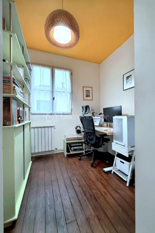 Située à Bagnolet, dans le secteur recherché de la Dhuys, découvrez cette charmante maison de ville offrant un cadre de vie agréable et chaleureux, à proximité de Paris, des commerces, des écoles et des transports.

La maison bénéficie d’une bonne desserte grâce à la proximité du métro Gallieni (ligne 3), du tramway T3b et de plusieurs lignes de bus, facilitant les déplacements vers Paris et les communes environnantes.

Dès votre arrivée, vous serez séduit par un espace extérieur intimiste qui mène à une agréable véranda lumineuse, véritable pièce de transition entre l’extérieur et l’intérieur de la maison.

Vous découvrirez ensuite un beau séjour avec cuisine ouverte, formant un espace de vie convivial et chaleureux. La décoration soignée, les volumes et les couleurs donnent à l’ensemble une atmosphère cosy, idéale pour partager des moments en famille ou entre amis.

À l’étage, la maison dispose d’une chambre confortable ainsi que d’une seconde pièce actuellement aménagée en bureau, parfaitement adaptée au télétravail et pouvant également être utilisée comme chambre selon vos besoins.

Au dernier niveau, les combles offrent un espace supplémentaire à exploiter selon vos envies : chambre d’enfant, coin nuit, espace de jeux ou rangement.

✨ Une maison pleine de charme, à l’ambiance chaleureuse et idéalement située aux portes de Paris. Un bien rare sur le secteur, parfait pour un premier achat, un couple ou une petite famille à la recherche du confort d’une maison tout en restant proche de la capitale.