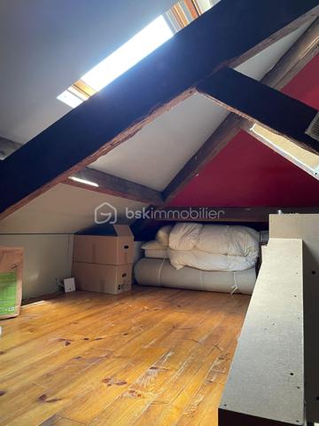 Située à Bagnolet, dans le secteur recherché de la Dhuys, découvrez cette charmante maison de ville offrant un cadre de vie agréable et chaleureux, à proximité de Paris, des commerces, des écoles et des transports.

La maison bénéficie d’une bonne desserte grâce à la proximité du métro Gallieni (ligne 3), du tramway T3b et de plusieurs lignes de bus, facilitant les déplacements vers Paris et les communes environnantes.

Dès votre arrivée, vous serez séduit par un espace extérieur intimiste qui mène à une agréable véranda lumineuse, véritable pièce de transition entre l’extérieur et l’intérieur de la maison.

Vous découvrirez ensuite un beau séjour avec cuisine ouverte, formant un espace de vie convivial et chaleureux. La décoration soignée, les volumes et les couleurs donnent à l’ensemble une atmosphère cosy, idéale pour partager des moments en famille ou entre amis.

À l’étage, la maison dispose d’une chambre confortable ainsi que d’une seconde pièce actuellement aménagée en bureau, parfaitement adaptée au télétravail et pouvant également être utilisée comme chambre selon vos besoins.

Au dernier niveau, les combles offrent un espace supplémentaire à exploiter selon vos envies : chambre d’enfant, coin nuit, espace de jeux ou rangement.

✨ Une maison pleine de charme, à l’ambiance chaleureuse et idéalement située aux portes de Paris. Un bien rare sur le secteur, parfait pour un premier achat, un couple ou une petite famille à la recherche du confort d’une maison tout en restant proche de la capitale.