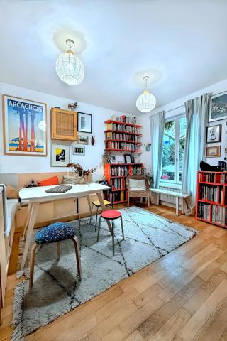 Située à Bagnolet, dans le secteur recherché de la Dhuys, découvrez cette charmante maison de ville offrant un cadre de vie agréable et chaleureux, à proximité de Paris, des commerces, des écoles et des transports.

La maison bénéficie d’une bonne desserte grâce à la proximité du métro Gallieni (ligne 3), du tramway T3b et de plusieurs lignes de bus, facilitant les déplacements vers Paris et les communes environnantes.

Dès votre arrivée, vous serez séduit par un espace extérieur intimiste qui mène à une agréable véranda lumineuse, véritable pièce de transition entre l’extérieur et l’intérieur de la maison.

Vous découvrirez ensuite un beau séjour avec cuisine ouverte, formant un espace de vie convivial et chaleureux. La décoration soignée, les volumes et les couleurs donnent à l’ensemble une atmosphère cosy, idéale pour partager des moments en famille ou entre amis.

À l’étage, la maison dispose d’une chambre confortable ainsi que d’une seconde pièce actuellement aménagée en bureau, parfaitement adaptée au télétravail et pouvant également être utilisée comme chambre selon vos besoins.

Au dernier niveau, les combles offrent un espace supplémentaire à exploiter selon vos envies : chambre d’enfant, coin nuit, espace de jeux ou rangement.

✨ Une maison pleine de charme, à l’ambiance chaleureuse et idéalement située aux portes de Paris. Un bien rare sur le secteur, parfait pour un premier achat, un couple ou une petite famille à la recherche du confort d’une maison tout en restant proche de la capitale.