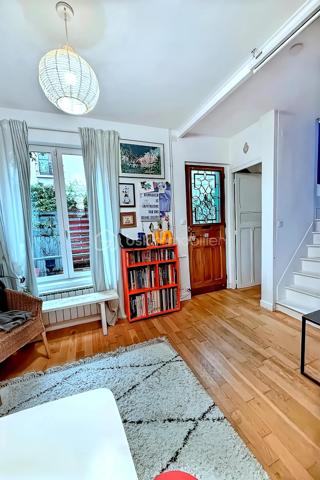 Située à Bagnolet, dans le secteur recherché de la Dhuys, découvrez cette charmante maison de ville offrant un cadre de vie agréable et chaleureux, à proximité de Paris, des commerces, des écoles et des transports.

La maison bénéficie d’une bonne desserte grâce à la proximité du métro Gallieni (ligne 3), du tramway T3b et de plusieurs lignes de bus, facilitant les déplacements vers Paris et les communes environnantes.

Dès votre arrivée, vous serez séduit par un espace extérieur intimiste qui mène à une agréable véranda lumineuse, véritable pièce de transition entre l’extérieur et l’intérieur de la maison.

Vous découvrirez ensuite un beau séjour avec cuisine ouverte, formant un espace de vie convivial et chaleureux. La décoration soignée, les volumes et les couleurs donnent à l’ensemble une atmosphère cosy, idéale pour partager des moments en famille ou entre amis.

À l’étage, la maison dispose d’une chambre confortable ainsi que d’une seconde pièce actuellement aménagée en bureau, parfaitement adaptée au télétravail et pouvant également être utilisée comme chambre selon vos besoins.

Au dernier niveau, les combles offrent un espace supplémentaire à exploiter selon vos envies : chambre d’enfant, coin nuit, espace de jeux ou rangement.

✨ Une maison pleine de charme, à l’ambiance chaleureuse et idéalement située aux portes de Paris. Un bien rare sur le secteur, parfait pour un premier achat, un couple ou une petite famille à la recherche du confort d’une maison tout en restant proche de la capitale.