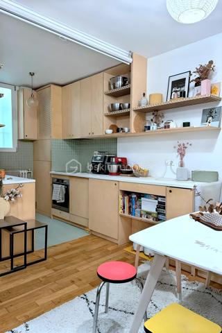 Située à Bagnolet, dans le secteur recherché de la Dhuys, découvrez cette charmante maison de ville offrant un cadre de vie agréable et chaleureux, à proximité de Paris, des commerces, des écoles et des transports.

La maison bénéficie d’une bonne desserte grâce à la proximité du métro Gallieni (ligne 3), du tramway T3b et de plusieurs lignes de bus, facilitant les déplacements vers Paris et les communes environnantes.

Dès votre arrivée, vous serez séduit par un espace extérieur intimiste qui mène à une agréable véranda lumineuse, véritable pièce de transition entre l’extérieur et l’intérieur de la maison.

Vous découvrirez ensuite un beau séjour avec cuisine ouverte, formant un espace de vie convivial et chaleureux. La décoration soignée, les volumes et les couleurs donnent à l’ensemble une atmosphère cosy, idéale pour partager des moments en famille ou entre amis.

À l’étage, la maison dispose d’une chambre confortable ainsi que d’une seconde pièce actuellement aménagée en bureau, parfaitement adaptée au télétravail et pouvant également être utilisée comme chambre selon vos besoins.

Au dernier niveau, les combles offrent un espace supplémentaire à exploiter selon vos envies : chambre d’enfant, coin nuit, espace de jeux ou rangement.

✨ Une maison pleine de charme, à l’ambiance chaleureuse et idéalement située aux portes de Paris. Un bien rare sur le secteur, parfait pour un premier achat, un couple ou une petite famille à la recherche du confort d’une maison tout en restant proche de la capitale.