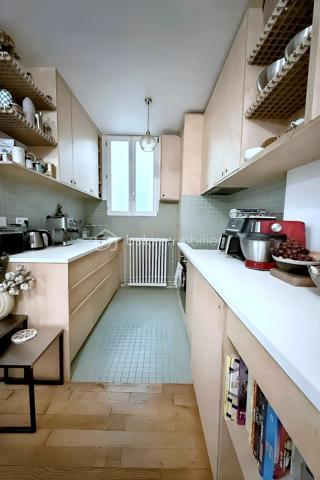Située à Bagnolet, dans le secteur recherché de la Dhuys, découvrez cette charmante maison de ville offrant un cadre de vie agréable et chaleureux, à proximité de Paris, des commerces, des écoles et des transports.

La maison bénéficie d’une bonne desserte grâce à la proximité du métro Gallieni (ligne 3), du tramway T3b et de plusieurs lignes de bus, facilitant les déplacements vers Paris et les communes environnantes.

Dès votre arrivée, vous serez séduit par un espace extérieur intimiste qui mène à une agréable véranda lumineuse, véritable pièce de transition entre l’extérieur et l’intérieur de la maison.

Vous découvrirez ensuite un beau séjour avec cuisine ouverte, formant un espace de vie convivial et chaleureux. La décoration soignée, les volumes et les couleurs donnent à l’ensemble une atmosphère cosy, idéale pour partager des moments en famille ou entre amis.

À l’étage, la maison dispose d’une chambre confortable ainsi que d’une seconde pièce actuellement aménagée en bureau, parfaitement adaptée au télétravail et pouvant également être utilisée comme chambre selon vos besoins.

Au dernier niveau, les combles offrent un espace supplémentaire à exploiter selon vos envies : chambre d’enfant, coin nuit, espace de jeux ou rangement.

✨ Une maison pleine de charme, à l’ambiance chaleureuse et idéalement située aux portes de Paris. Un bien rare sur le secteur, parfait pour un premier achat, un couple ou une petite famille à la recherche du confort d’une maison tout en restant proche de la capitale.