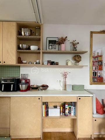 Située à Bagnolet, dans le secteur recherché de la Dhuys, découvrez cette charmante maison de ville offrant un cadre de vie agréable et chaleureux, à proximité de Paris, des commerces, des écoles et des transports.

La maison bénéficie d’une bonne desserte grâce à la proximité du métro Gallieni (ligne 3), du tramway T3b et de plusieurs lignes de bus, facilitant les déplacements vers Paris et les communes environnantes.

Dès votre arrivée, vous serez séduit par un espace extérieur intimiste qui mène à une agréable véranda lumineuse, véritable pièce de transition entre l’extérieur et l’intérieur de la maison.

Vous découvrirez ensuite un beau séjour avec cuisine ouverte, formant un espace de vie convivial et chaleureux. La décoration soignée, les volumes et les couleurs donnent à l’ensemble une atmosphère cosy, idéale pour partager des moments en famille ou entre amis.

À l’étage, la maison dispose d’une chambre confortable ainsi que d’une seconde pièce actuellement aménagée en bureau, parfaitement adaptée au télétravail et pouvant également être utilisée comme chambre selon vos besoins.

Au dernier niveau, les combles offrent un espace supplémentaire à exploiter selon vos envies : chambre d’enfant, coin nuit, espace de jeux ou rangement.

✨ Une maison pleine de charme, à l’ambiance chaleureuse et idéalement située aux portes de Paris. Un bien rare sur le secteur, parfait pour un premier achat, un couple ou une petite famille à la recherche du confort d’une maison tout en restant proche de la capitale.