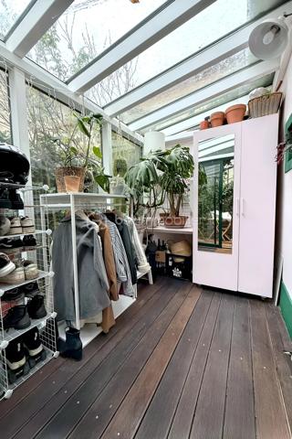 Située à Bagnolet, dans le secteur recherché de la Dhuys, découvrez cette charmante maison de ville offrant un cadre de vie agréable et chaleureux, à proximité de Paris, des commerces, des écoles et des transports.

La maison bénéficie d’une bonne desserte grâce à la proximité du métro Gallieni (ligne 3), du tramway T3b et de plusieurs lignes de bus, facilitant les déplacements vers Paris et les communes environnantes.

Dès votre arrivée, vous serez séduit par un espace extérieur intimiste qui mène à une agréable véranda lumineuse, véritable pièce de transition entre l’extérieur et l’intérieur de la maison.

Vous découvrirez ensuite un beau séjour avec cuisine ouverte, formant un espace de vie convivial et chaleureux. La décoration soignée, les volumes et les couleurs donnent à l’ensemble une atmosphère cosy, idéale pour partager des moments en famille ou entre amis.

À l’étage, la maison dispose d’une chambre confortable ainsi que d’une seconde pièce actuellement aménagée en bureau, parfaitement adaptée au télétravail et pouvant également être utilisée comme chambre selon vos besoins.

Au dernier niveau, les combles offrent un espace supplémentaire à exploiter selon vos envies : chambre d’enfant, coin nuit, espace de jeux ou rangement.

✨ Une maison pleine de charme, à l’ambiance chaleureuse et idéalement située aux portes de Paris. Un bien rare sur le secteur, parfait pour un premier achat, un couple ou une petite famille à la recherche du confort d’une maison tout en restant proche de la capitale.