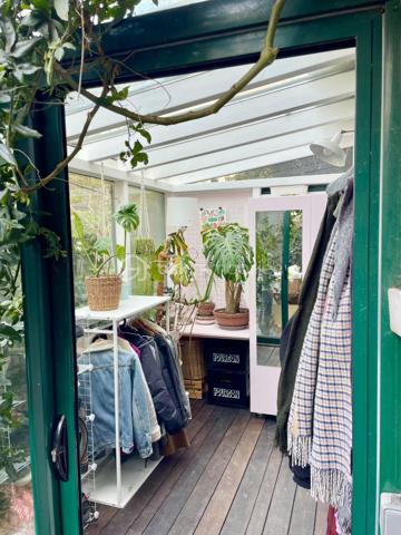 Située à Bagnolet, dans le secteur recherché de la Dhuys, découvrez cette charmante maison de ville offrant un cadre de vie agréable et chaleureux, à proximité de Paris, des commerces, des écoles et des transports.

La maison bénéficie d’une bonne desserte grâce à la proximité du métro Gallieni (ligne 3), du tramway T3b et de plusieurs lignes de bus, facilitant les déplacements vers Paris et les communes environnantes.

Dès votre arrivée, vous serez séduit par un espace extérieur intimiste qui mène à une agréable véranda lumineuse, véritable pièce de transition entre l’extérieur et l’intérieur de la maison.

Vous découvrirez ensuite un beau séjour avec cuisine ouverte, formant un espace de vie convivial et chaleureux. La décoration soignée, les volumes et les couleurs donnent à l’ensemble une atmosphère cosy, idéale pour partager des moments en famille ou entre amis.

À l’étage, la maison dispose d’une chambre confortable ainsi que d’une seconde pièce actuellement aménagée en bureau, parfaitement adaptée au télétravail et pouvant également être utilisée comme chambre selon vos besoins.

Au dernier niveau, les combles offrent un espace supplémentaire à exploiter selon vos envies : chambre d’enfant, coin nuit, espace de jeux ou rangement.

✨ Une maison pleine de charme, à l’ambiance chaleureuse et idéalement située aux portes de Paris. Un bien rare sur le secteur, parfait pour un premier achat, un couple ou une petite famille à la recherche du confort d’une maison tout en restant proche de la capitale.