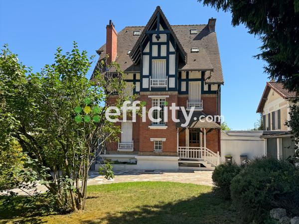 Maison
         8 pièces
        - 172 m² Bien prestige 1 800 000 € *