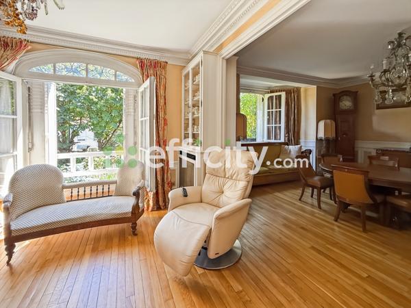 Maison
         8 pièces
        - 172 m² Bien prestige 1 800 000 € *