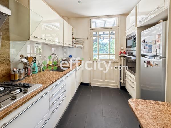 Maison
         8 pièces
        - 172 m² Bien prestige 1 800 000 € *