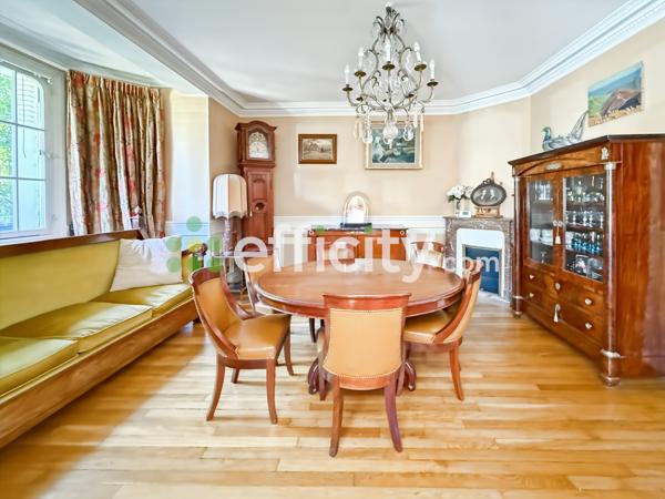 Maison
         8 pièces
        - 172 m² Bien prestige 1 800 000 € *
