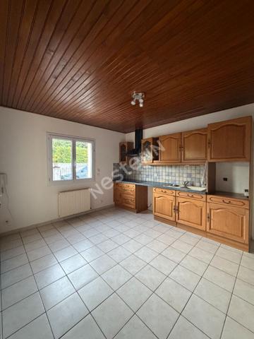 Maison a étage avec 3 chambres, garage et grand extérieur !
