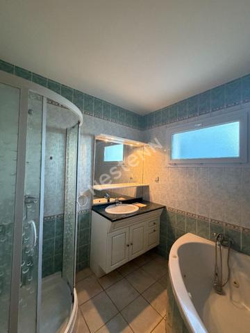 Maison a étage avec 3 chambres, garage et grand extérieur !