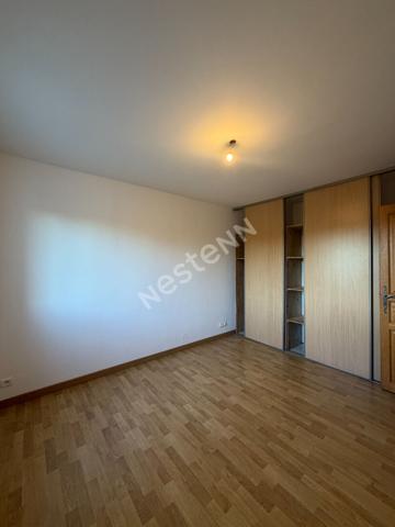 Maison a étage avec 3 chambres, garage et grand extérieur !