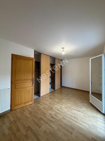 Maison a étage avec 3 chambres, garage et grand extérieur !