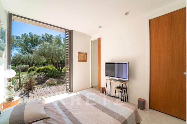 Villa d'architecte moderniste de plain-pied au coeur du quartier de la Cigale