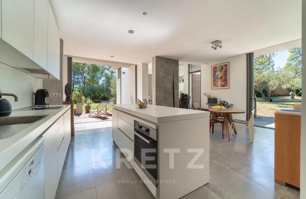 Villa d'architecte moderniste de plain-pied au coeur du quartier de la Cigale