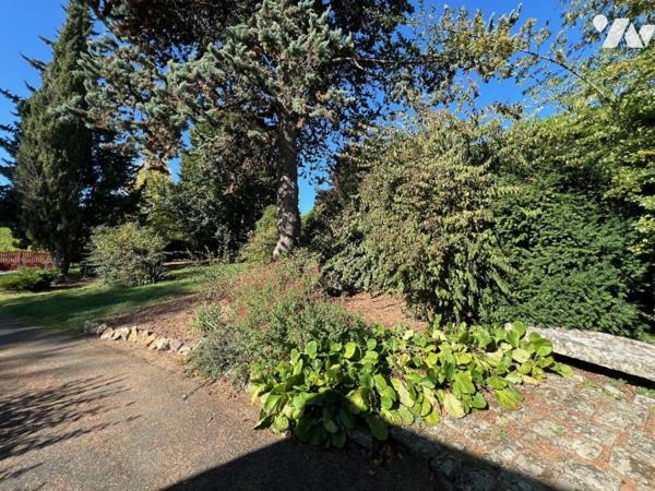 Au THOUREIL Maison avec vie de plain-pied dans parc paysager 