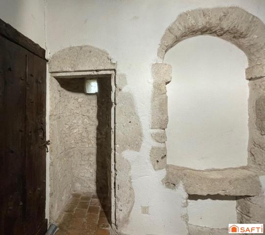 285 m2 hab et dépendances sur 4036 m2 clos de murs