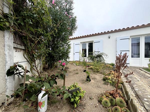 Exclusivité Nestenn : Maison Lumineuse Rénovée à Saint Gilles Croix de Vie, Proche Plage et Commodités !