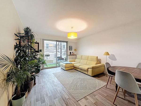 Angers gare place Lafayette, appartement type 2 très lumineux avec balcon, 2ème étage,une chambre, cuisine aménagée équipée, cave privative.