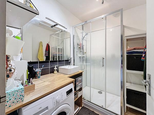 Angers gare place Lafayette, appartement type 2 très lumineux avec balcon, 2ème étage,une chambre, cuisine aménagée équipée, cave privative.