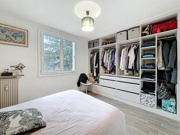 Angers gare place Lafayette, appartement type 2 très lumineux avec balcon, 2ème étage,une chambre, cuisine aménagée équipée, cave privative.