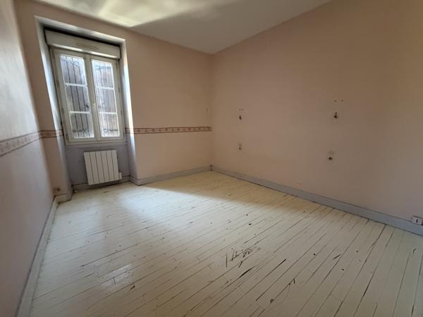 Immeuble
         5 pièces
        - 85 m² 121 900 € *