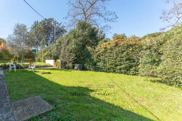 Maison à vendre 8 pièces AUBAGNE (13) - 168 m² - 2 logements - 65 m² garages en sous-sol - cave - 2 garages extérieurs - piscinable