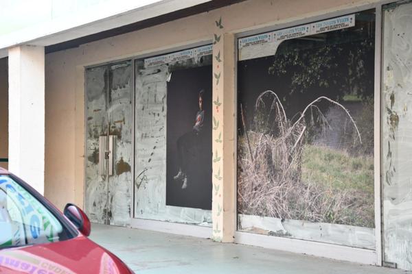 Centre ville de l'Ile Bouchard, beau local d'activité - 310 m² au sol et belle vitrine - Nombreuses possibilités d'aménagement
