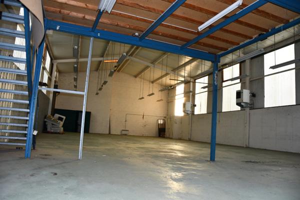 Centre ville de l'Ile Bouchard, beau local d'activité - 310 m² au sol et belle vitrine - Nombreuses possibilités d'aménagement