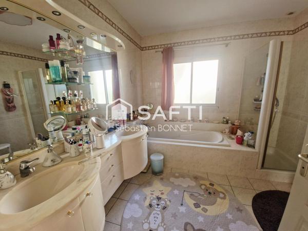 Maison plain pied sans travaux 157m² piscine garage double