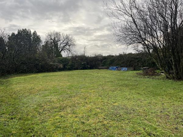 Terrain constructible de 500 m² à CHATEAUBERNARD (16)