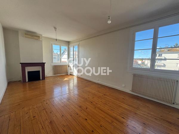 APPARTEMENT 2 chambres, un bureau, balcon garage, jardin.