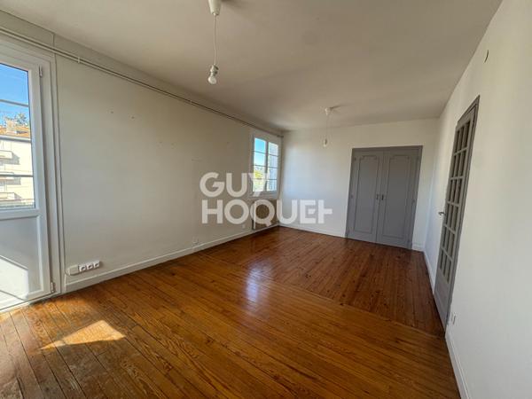 APPARTEMENT 2 chambres, un bureau, balcon garage, jardin.