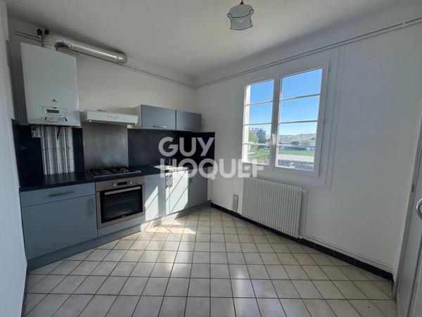 APPARTEMENT 2 chambres, un bureau, balcon garage, jardin.