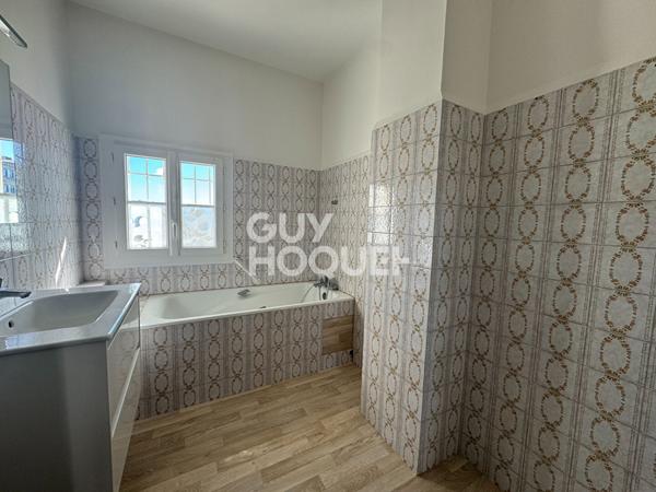 APPARTEMENT 2 chambres, un bureau, balcon garage, jardin.