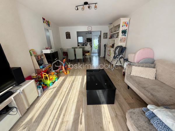 À 5 mn de la gare, à proximité des commodites, cette maison mitoyenne d un côté, vous attend ! Elle dispose au Rez de chaussée d une entrée desservant une pièce de vie ouverte sur une cuisine équipée.
A l étage, 3 chambres dont une suite parentale avec sa salle d eau, et une salle d eau supplémentaire. Balcons.
Un jardin vous attend avec piscine hors sol.
Garage.
À visiter rapidement !