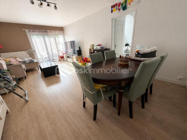 À 5 mn de la gare, à proximité des commodites, cette maison mitoyenne d un côté, vous attend ! Elle dispose au Rez de chaussée d une entrée desservant une pièce de vie ouverte sur une cuisine équipée.
A l étage, 3 chambres dont une suite parentale avec sa salle d eau, et une salle d eau supplémentaire. Balcons.
Un jardin vous attend avec piscine hors sol.
Garage.
À visiter rapidement !