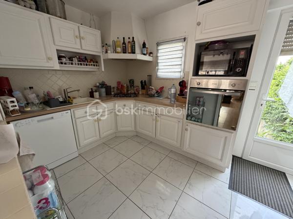 À 5 mn de la gare, à proximité des commodites, cette maison mitoyenne d un côté, vous attend ! Elle dispose au Rez de chaussée d une entrée desservant une pièce de vie ouverte sur une cuisine équipée.
A l étage, 3 chambres dont une suite parentale avec sa salle d eau, et une salle d eau supplémentaire. Balcons.
Un jardin vous attend avec piscine hors sol.
Garage.
À visiter rapidement !