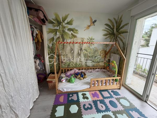 À 5 mn de la gare, à proximité des commodites, cette maison mitoyenne d un côté, vous attend ! Elle dispose au Rez de chaussée d une entrée desservant une pièce de vie ouverte sur une cuisine équipée.
A l étage, 3 chambres dont une suite parentale avec sa salle d eau, et une salle d eau supplémentaire. Balcons.
Un jardin vous attend avec piscine hors sol.
Garage.
À visiter rapidement !