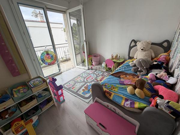 À 5 mn de la gare, à proximité des commodites, cette maison mitoyenne d un côté, vous attend ! Elle dispose au Rez de chaussée d une entrée desservant une pièce de vie ouverte sur une cuisine équipée.
A l étage, 3 chambres dont une suite parentale avec sa salle d eau, et une salle d eau supplémentaire. Balcons.
Un jardin vous attend avec piscine hors sol.
Garage.
À visiter rapidement !