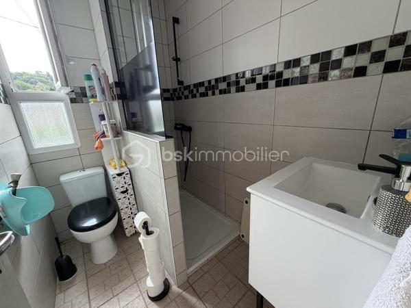 À 5 mn de la gare, à proximité des commodites, cette maison mitoyenne d un côté, vous attend ! Elle dispose au Rez de chaussée d une entrée desservant une pièce de vie ouverte sur une cuisine équipée.
A l étage, 3 chambres dont une suite parentale avec sa salle d eau, et une salle d eau supplémentaire. Balcons.
Un jardin vous attend avec piscine hors sol.
Garage.
À visiter rapidement !