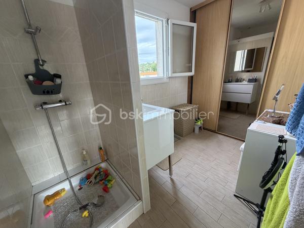 À 5 mn de la gare, à proximité des commodites, cette maison mitoyenne d un côté, vous attend ! Elle dispose au Rez de chaussée d une entrée desservant une pièce de vie ouverte sur une cuisine équipée.
A l étage, 3 chambres dont une suite parentale avec sa salle d eau, et une salle d eau supplémentaire. Balcons.
Un jardin vous attend avec piscine hors sol.
Garage.
À visiter rapidement !