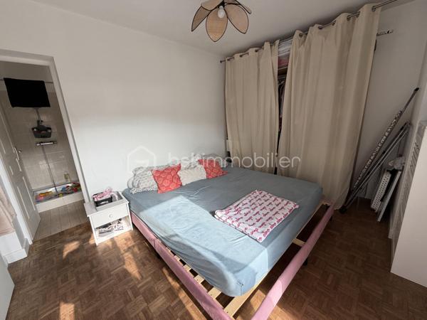À 5 mn de la gare, à proximité des commodites, cette maison mitoyenne d un côté, vous attend ! Elle dispose au Rez de chaussée d une entrée desservant une pièce de vie ouverte sur une cuisine équipée.
A l étage, 3 chambres dont une suite parentale avec sa salle d eau, et une salle d eau supplémentaire. Balcons.
Un jardin vous attend avec piscine hors sol.
Garage.
À visiter rapidement !