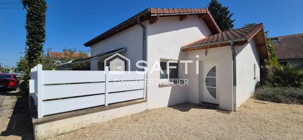 Maison de Ville à Saint Denis les Bourg avec belle terrasse