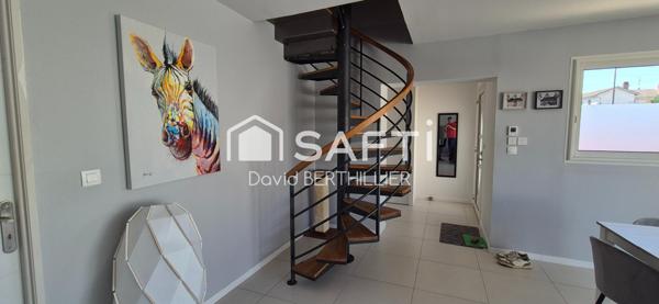 Maison de Ville à Saint Denis les Bourg avec belle terrasse